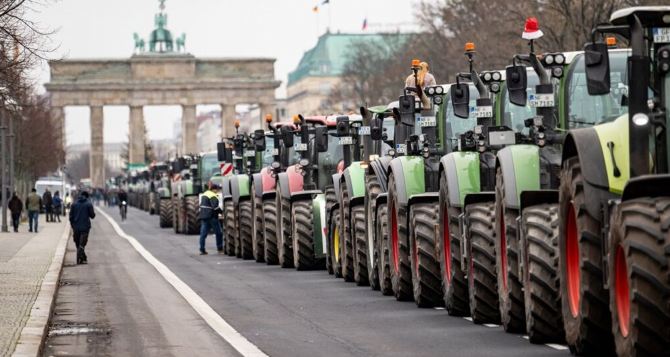 На протест в Берлин съехались более 10 тысяч аграриев