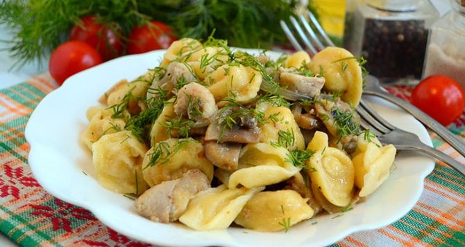 Идеально подойдет на завтрак и обед: Галушки с курицей, грибами и луком: рецепт настоящего украинского блюда