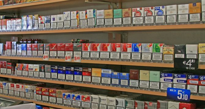 Кабмин Украины ограничил продажу табачных изделий и алкоголя. В одни руки: две пачки сигарет и два литра алкоголя