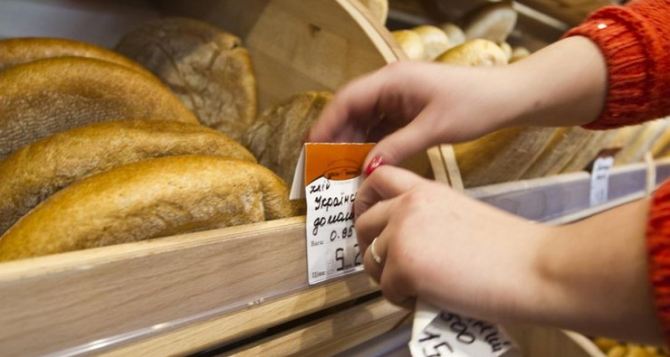 В украинских супермаркетах неожиданно изменили цены на хлеб, муку и макароны.