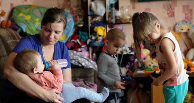 Одинокие мамы в Украине могут рассчитывать на две выплаты от государства: названы суммы на 2024 год