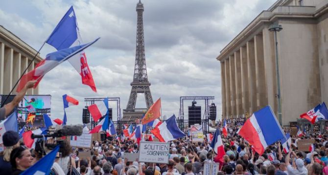 Более 75 тысяч иммигрантов вышли на протест во Франции