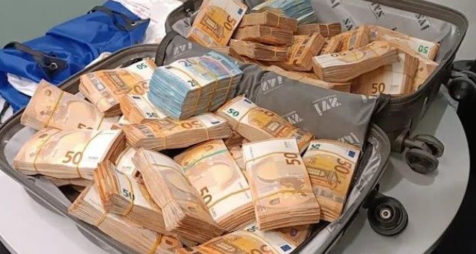 В Германии задержали пенсионера с чемоданом набитым деньгами