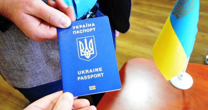 Стресс для миллионов украинцев: множественное гражданство — как платить налоги и нужно ли проходить военную службу