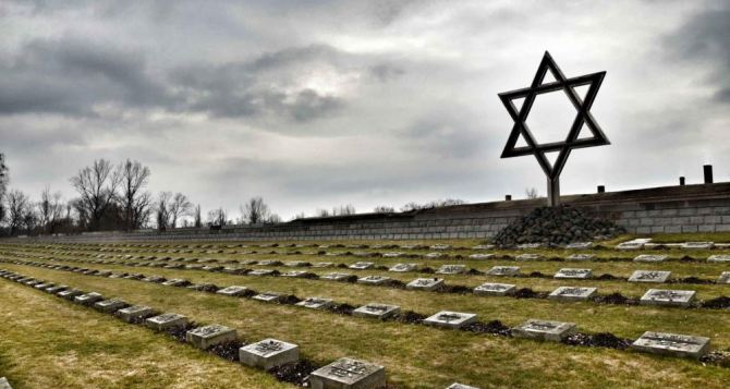 Польша возмутилась роликом Еврокомиссии ко Дню памяти жертв Холокоста