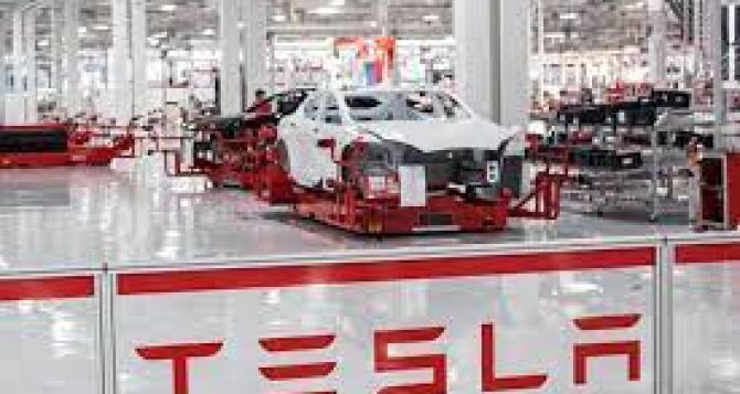Под Берлином, на заводе Tesla остановили производство
