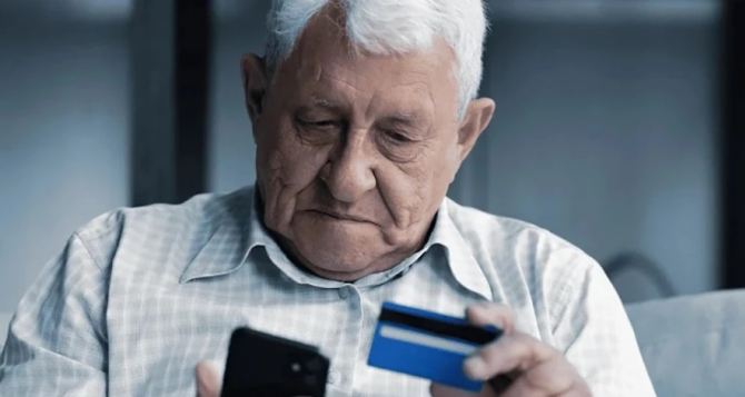 Пенсионерам нужно получить виртуальную карту. В ПФУ рассказали как получить пенсию после прохождения идентификации.
