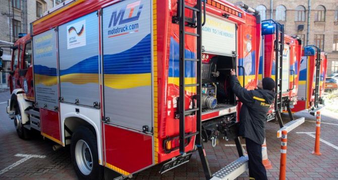 Лейпциг как город-побратим Киева, передал пять пожарно-спасательных автомобилей украинской столице