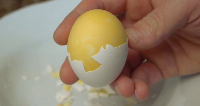 Приготовьте на завтрак яйца желтком наружу. Семья обалдеет только от одного вида этих «золотых яиц»