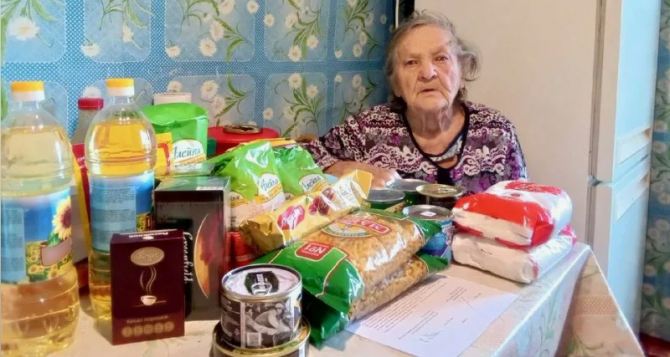 Украинским пенсионерам выдают продуктовые наборы — как получить помощь