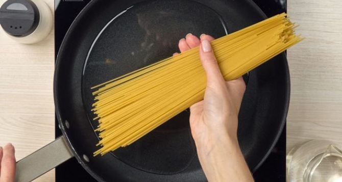 Зачем сырые макароны жарить на сковороде: гениальный трюк — вы этого точно не знали
