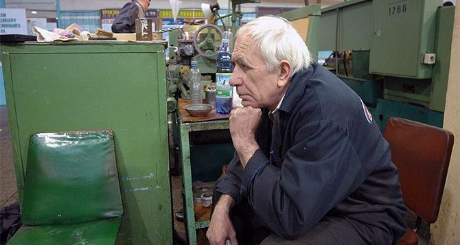 Украинцам предлагают не выходить на пенсию в 60: что обещает взамен