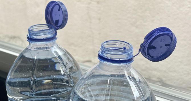У поляков  проблемы  с новыми крышками  на пластиковых бутылках. Почему это их бесит?
