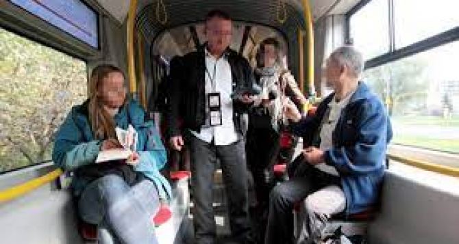 Пассажиры автобусов и трамваев в Польше выигрывают суды у контролеров. В чем причина?