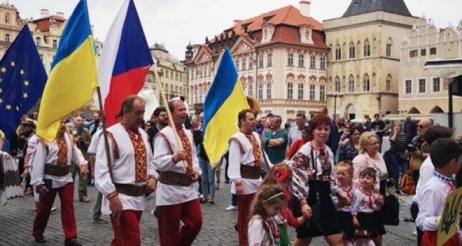 Чешский суд дал 10 месяцев условно и поход к психологу местному жителю, который угрожал ножом людям с украинским флагом