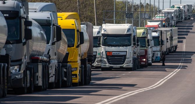 На границе с Польшей сохраняется очередь: стоит более трех тысяч грузовиков