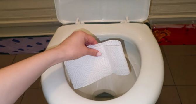 Наклейте на унитаз туалетную бумагу: хитрость, которая решит наболевшую проблему