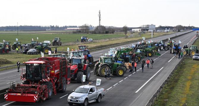 До тысячи фермерских тракторов заблокируют Прагу 19 февраля. Украинцам нужно быть осторожными в эти дни