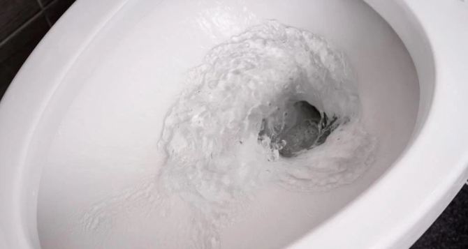 Пара ложек соли — и унитаз поражает чистотой: проверенный лайфхак домохозяек