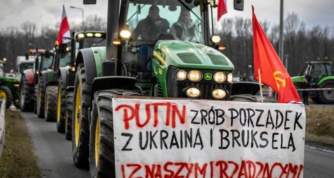 Польские фермеры во время протестов разместили плакат с призывом к Путину. Полиция начала расследование по данному факту
