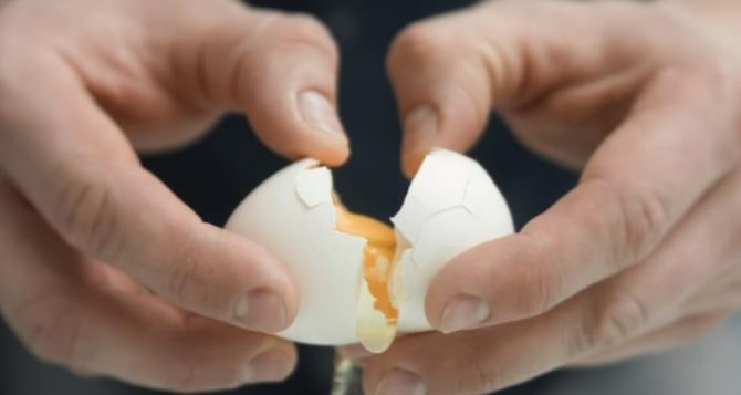 Даже опытный хозяйки делают это неправильно: Как правильно разбить яйцо?