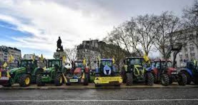 Блокада Парижа фермерами. Аграрии не желают говорить с президентом Франции