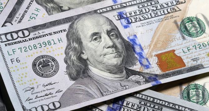 Доллар подешевел снова: курс валют на 27 февраля 2024 года