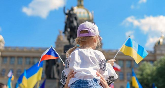 Озвучено предупреждение для украинцев, выехавших за границу с детьми