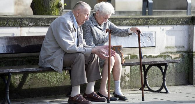 Пенсионеры очень преклонного возраста могут полагаться на приличные доплаты: кому и сколько