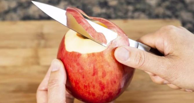 Выбрасывая кожуру яблока — вы совершаете ошибку: Чем она полезна?