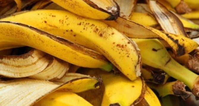 Не спешите выбрасывать банановую кожуру, если не знаете какими полезными качествами она обладает!