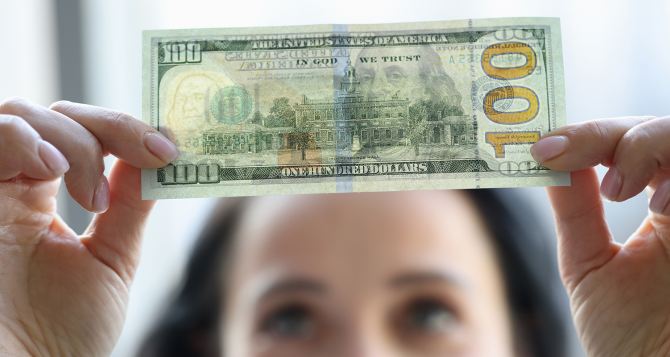 С праздником 8 марта: Доллар в банках подешевел