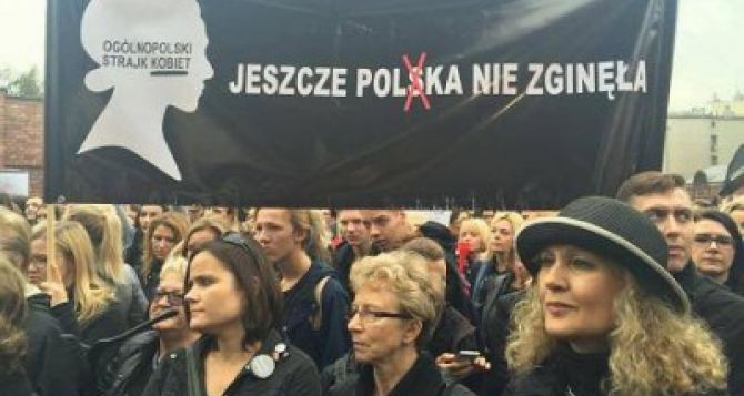 Польские женщины вышли на забастовку