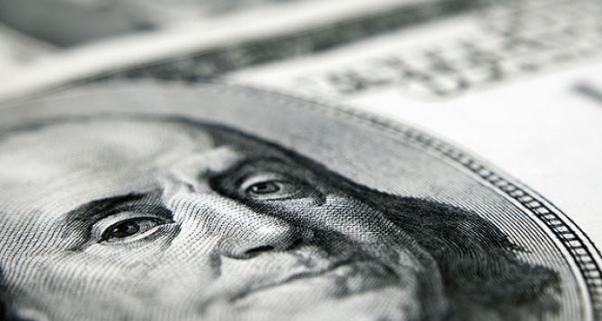 НБУ поднял официальный курс доллара на новый максимум. Доллар резко подорожал к вечеру