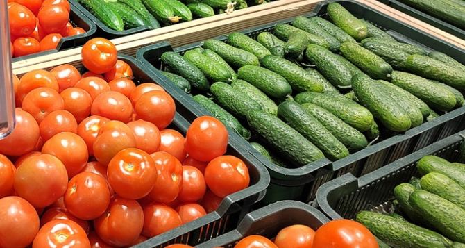 Простой салат из популярных овощей становится доступнее. Украинские супермаркеты обновили цены.