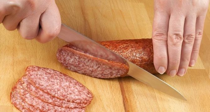 Почему колбасу принято нарезать наискосок: не все об этом знают