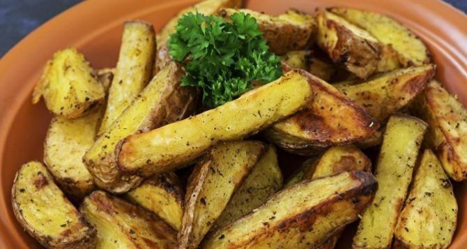 Если есть картофель, значит будет вкусный и сытный ужин: Простой рецепт из самых обычных ингредиентов.