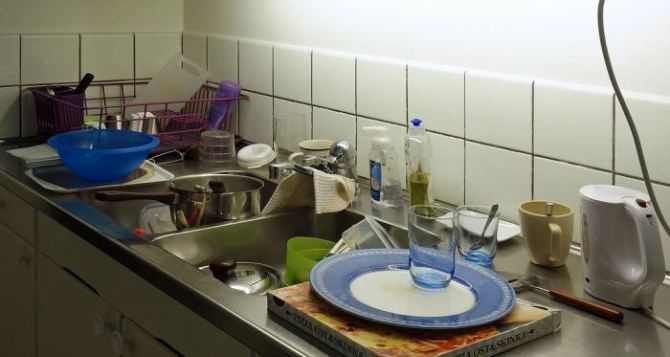 Вы делали это неправильно: как мыть посуду «по науке» и при этом экономить горячую воду