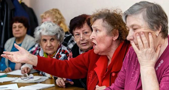 Кабмин заморозил выплаты некоторым украинским пенсионерам: кого коснулись нововведения
