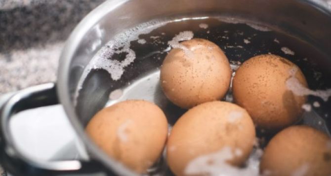 Если вы до сих пор выливаете воду в которой варили яйца, вы просто не знаете, как ее можно использовать!