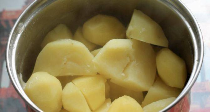 Не выбрасывайте вчерашний картофель: хитрый способ, с которым пюре не отличить от свежего