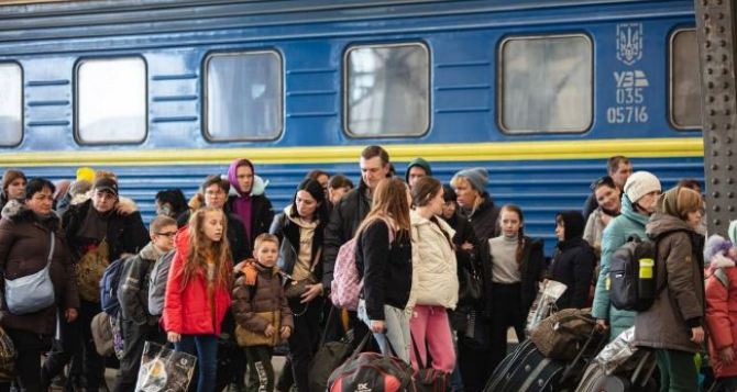 Из-за утреннего ракетного удара по Украине задерживаются поезда: список