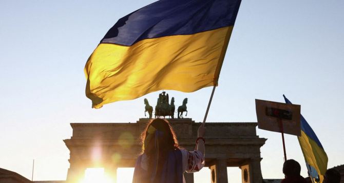 Украинских военнообязанных мужчин в Германии нужно лишать социальных выплат и помочь вручить им повестки