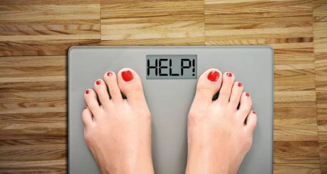 Медики рассказали почему во время диеты нельзя жевать жевательную резинку