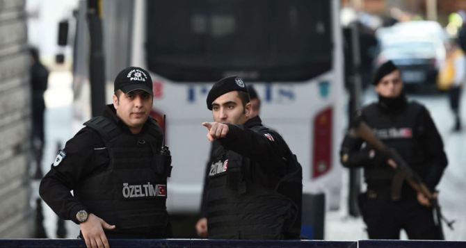По всей Турции прошли полицейские спецоперации и задержания. Кого искали силовики?