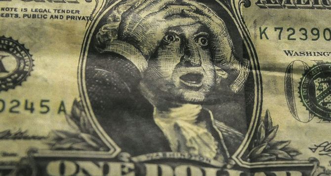 Украина может отказаться от доллара как основной курсовой валюты. Что будет со сбережениями украинцев