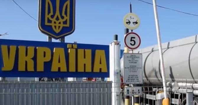 Из-за блокады границы польскими фермерами, Украина не получает топливо для обороны страны