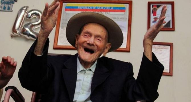 Мужчина каждый день выпивал немного бренди и умер на 115-м году жизни.  Умер самый пожилой мужчина в мире