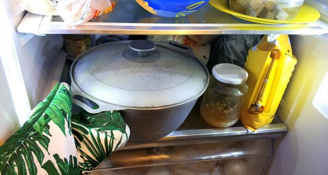 Диетолог: если поставить в холодильник горячее блюдо, можно попасть в больницу