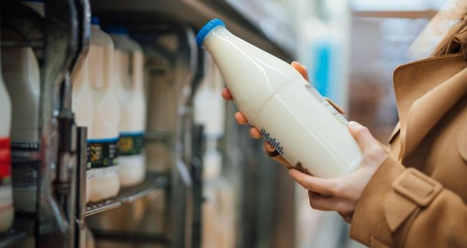 Больше не выкидываю бутылку из-под молока: вот как ее дно помогает в быту — устранит проблемы и сэкономит деньги